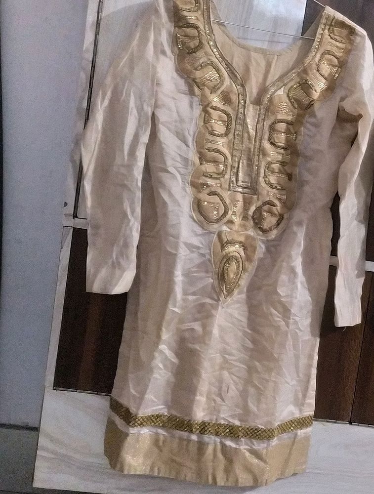 Sequins,Pearls & Golden Thread Neck Designed Kurta