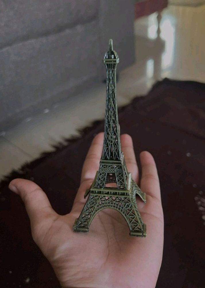 Eiffel Tower Statue 🗼