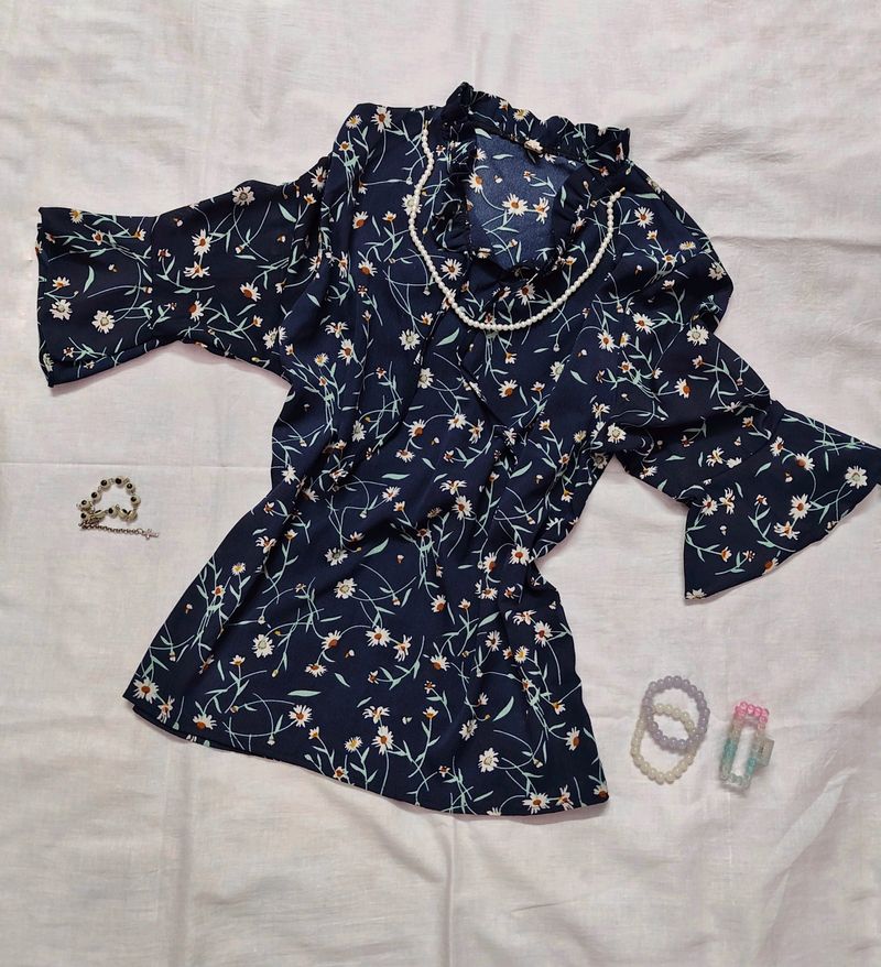 Navy blue floral printed top 💙