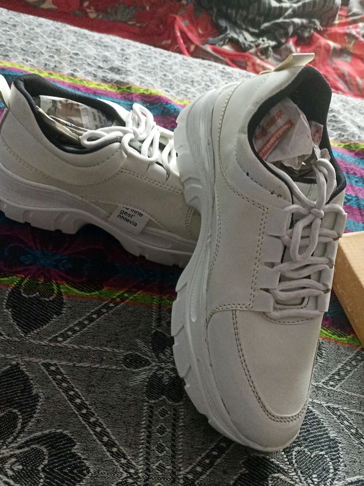 Men White Sneker Size 7