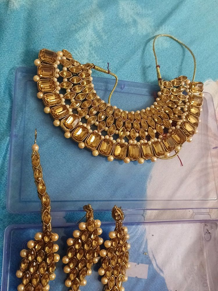 Necklace With Mangtika And Earrings