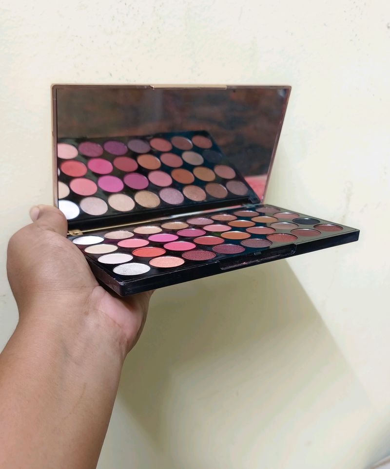 Makeup Revolution Eyeshadow Palette