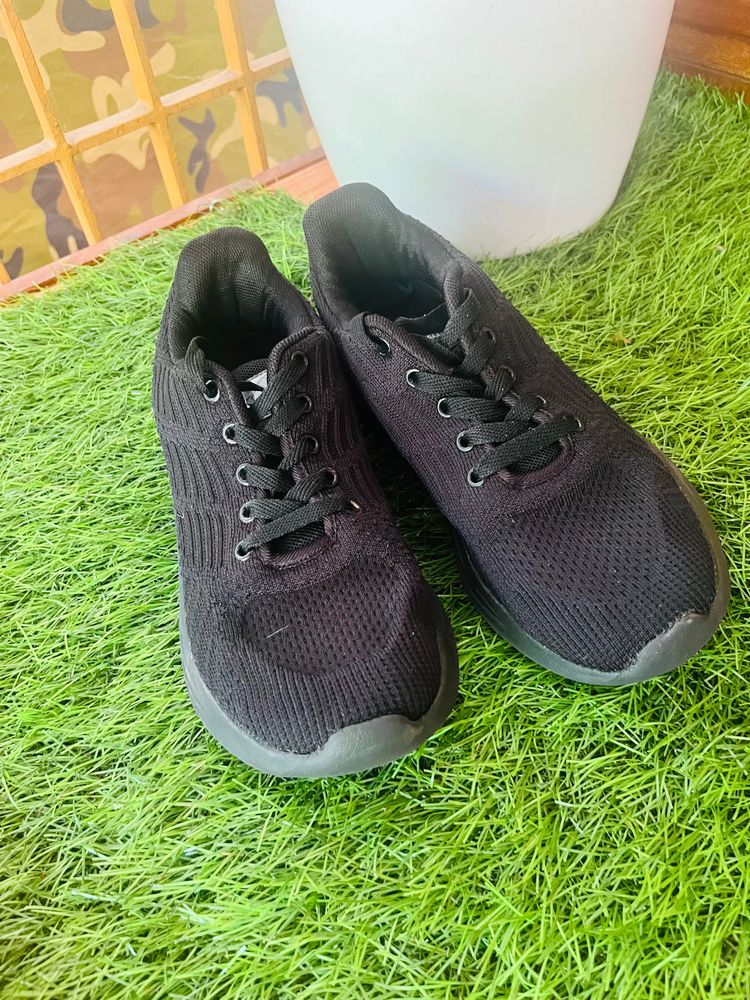 Unisex Black Shoes Size 39