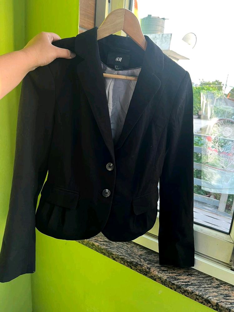 H&M black tapered waist blazer