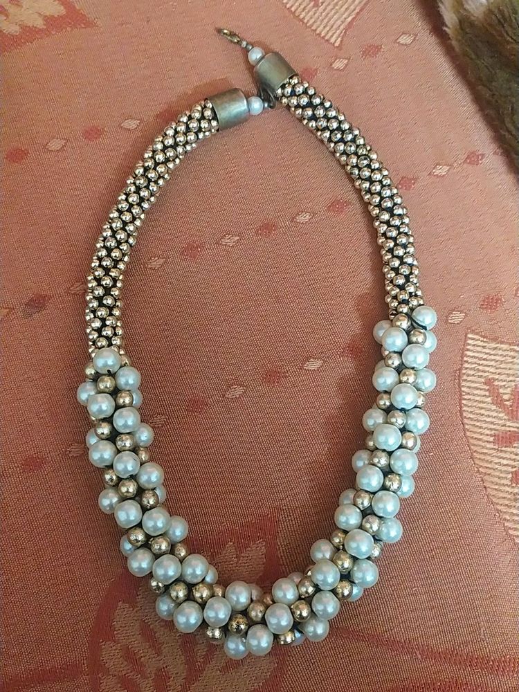 pearl neckpiece