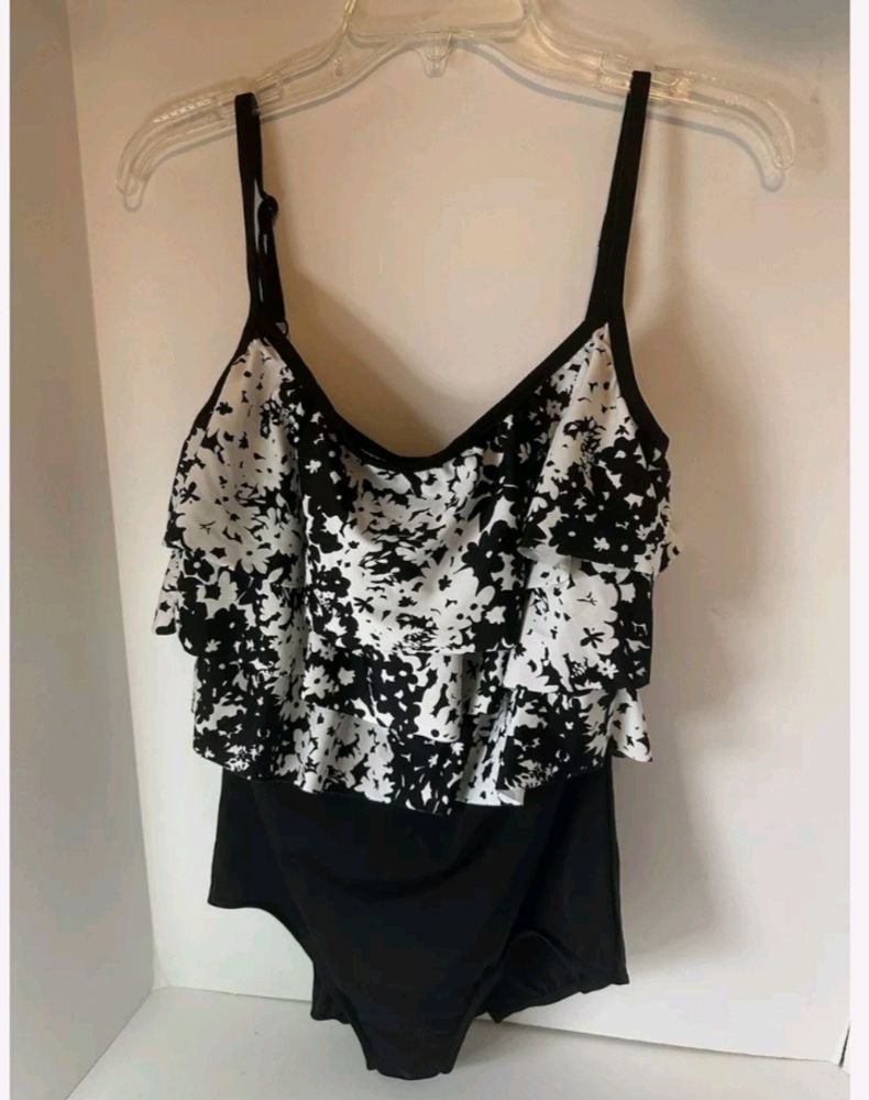 Frilled Black & White Swim Suit 🥳🥳🙌🙌