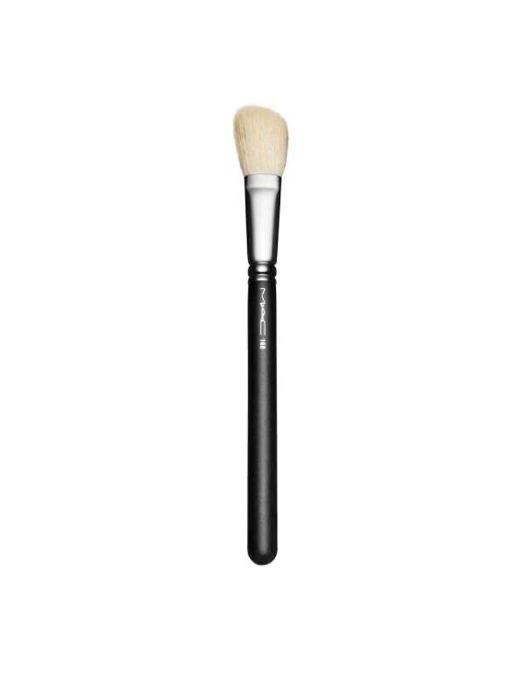 MAC 168 Large Angled Contour Brush