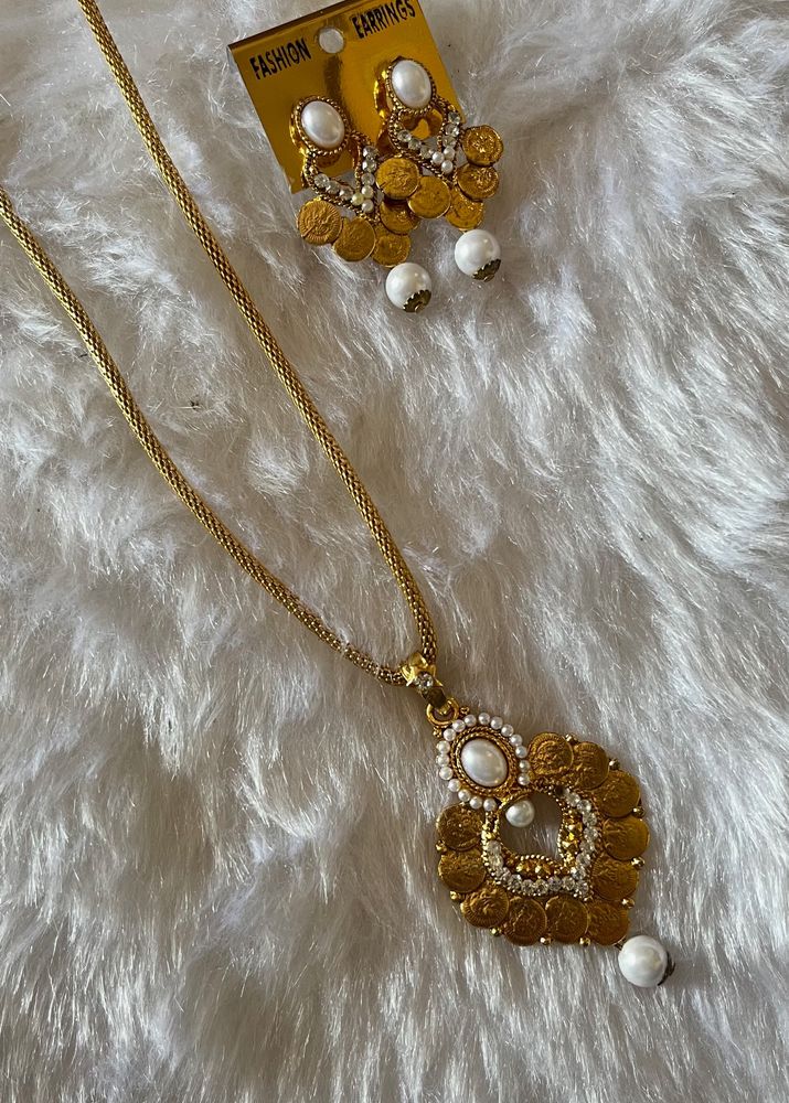 Gold Perals Necklace Earrings Set