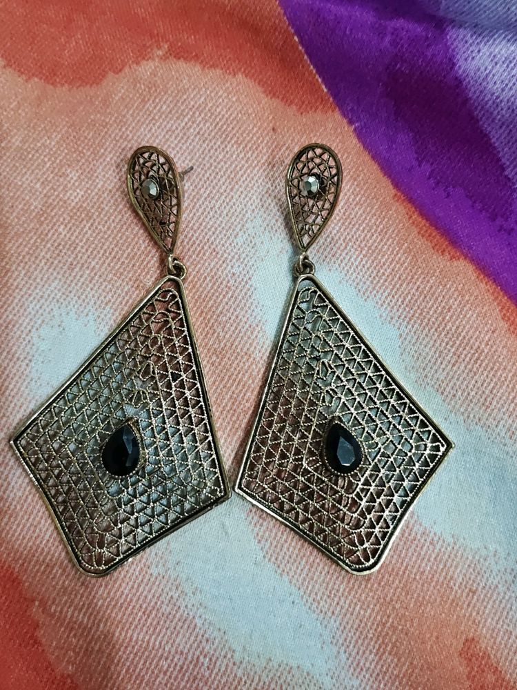 Elegant Mesh Drop Earrings with Black Stone Accent