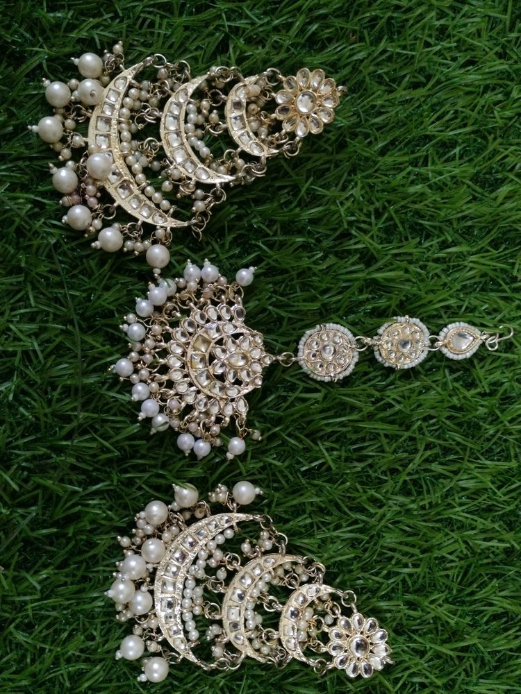 Kundan earrings with maang tikka