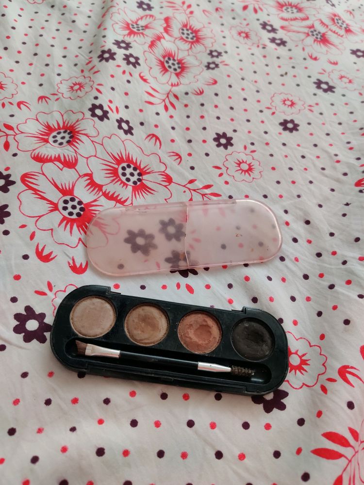 Miss Claire Eyeshadow palette