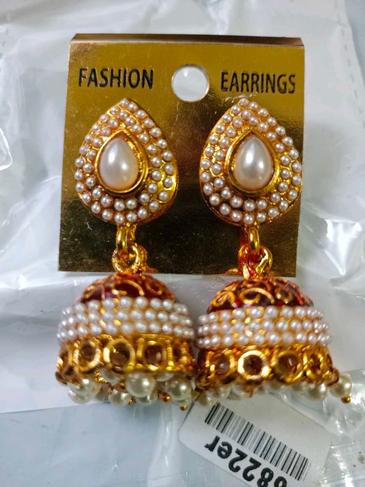 Shinning Diva's Pearl studded earrings: Pack Of 1