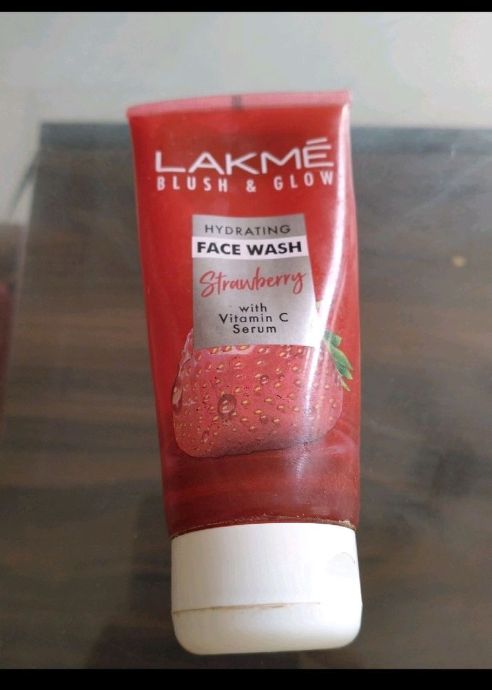 Facewash Lakme Strawberry 🍓 Branded