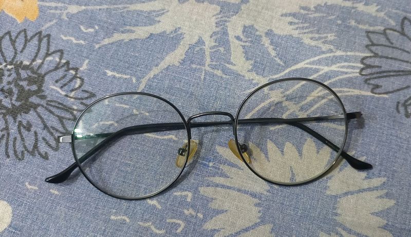 I Am Selling Round Shape Style Glasses