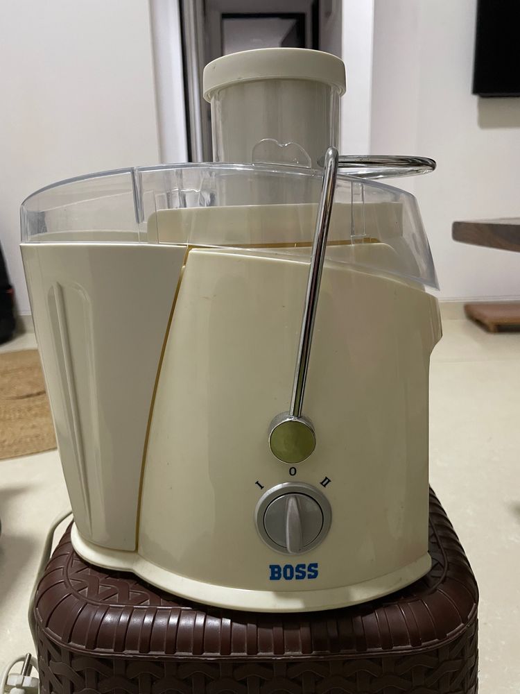 Boss Juicemaxx B607 400-Watt Juice Extractor (Off White)