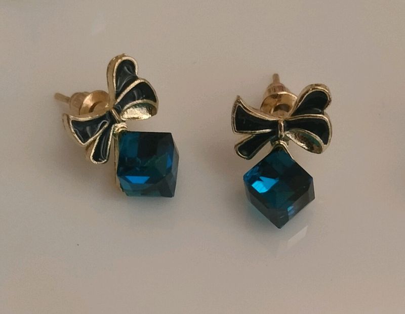 Cubic Bow Earing..