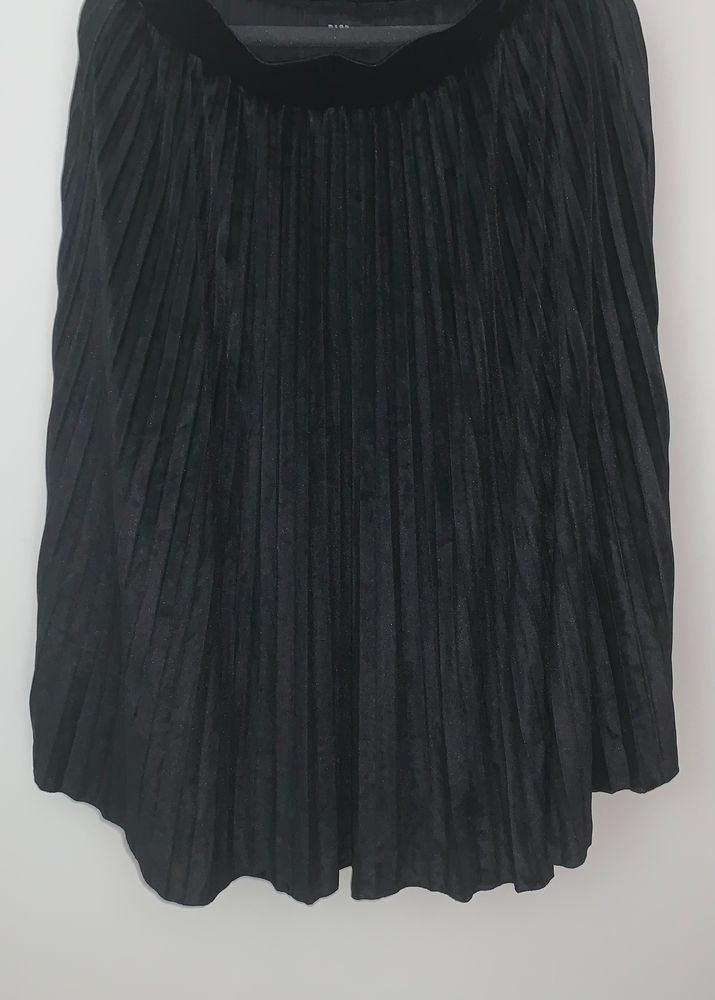 SASSAFRAS Black Accordian Pleated Velvet Finish Flared Skirt