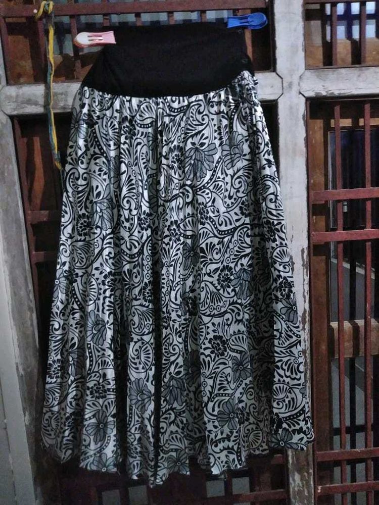 A Stylish Black and White Printed Crep Skirt