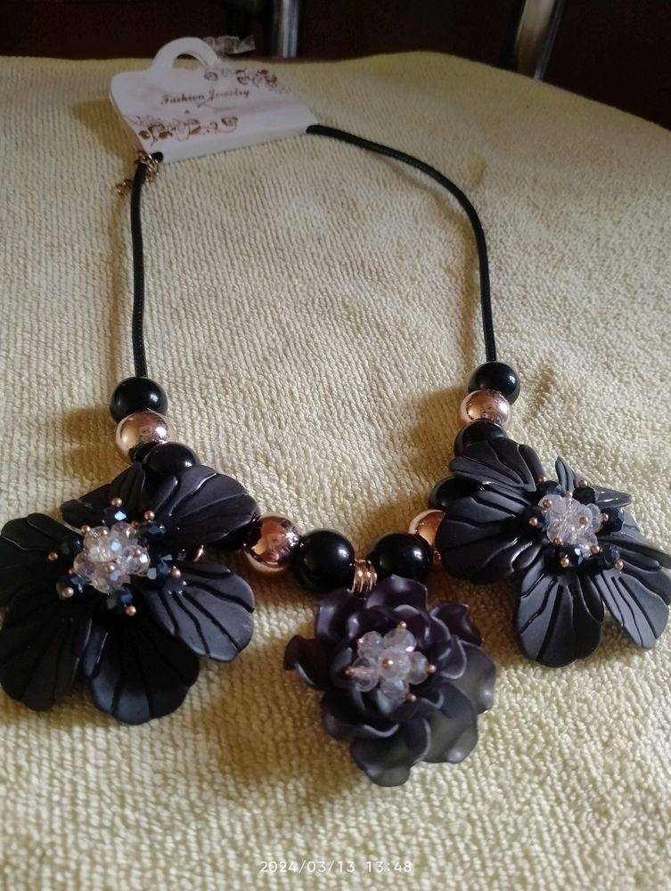 Elegant Necklace In Colour Black