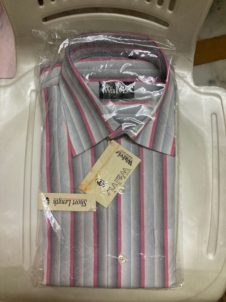 New Unused Men’s Half Sleeves Shirt