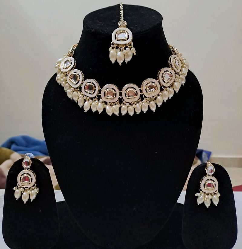 Beautiful Necklace Set With Earrings And Mang Tika