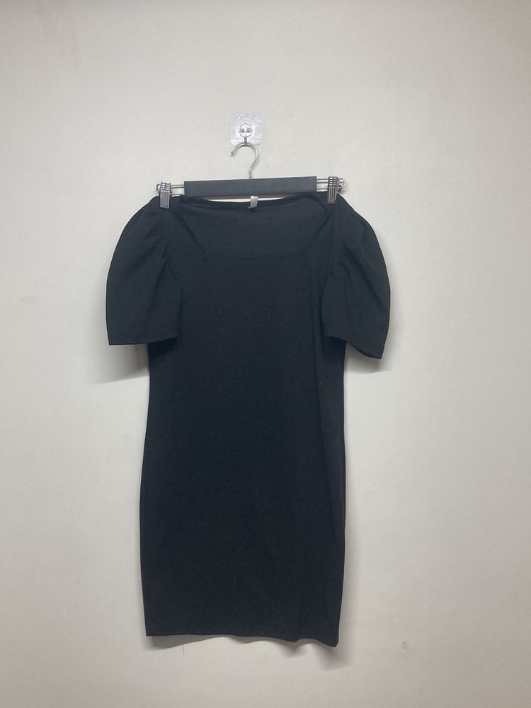 black bodycon w puff sleeves