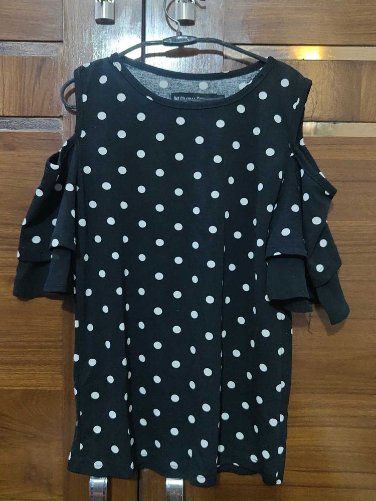 💥🌼 Lovely Dotted Black Top Size 32