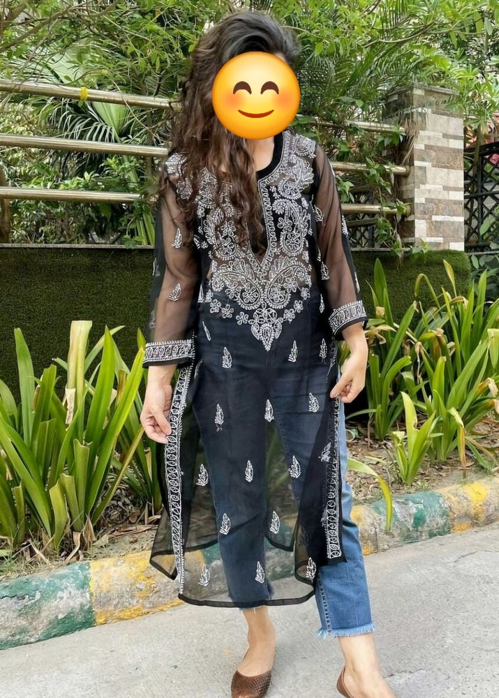 Lucknwai Chikankari Kurti.