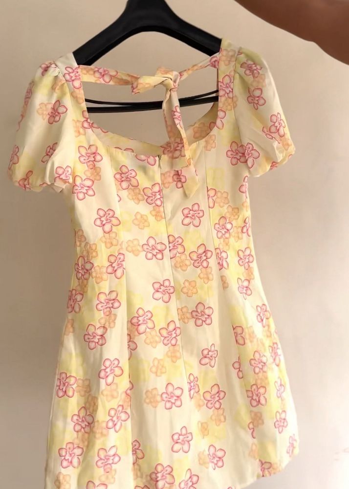 SHEIN FLORAL YELLOW DRESS BRAND NEW♥️