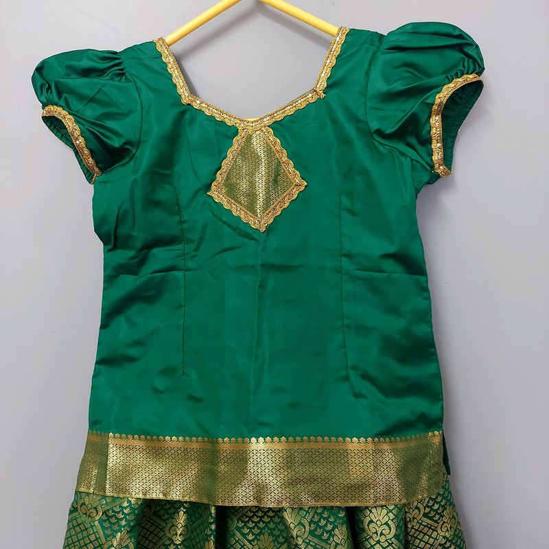 Girls Traditional Wear / Pattu Pavadai Sattai