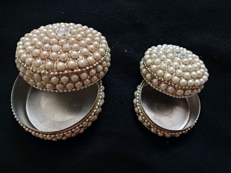 Two White Pearl Box