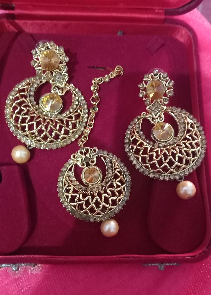 Golden Colour Earrings With Mangtika