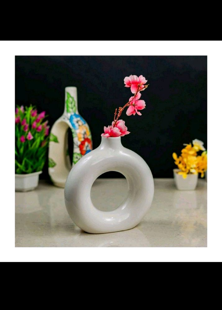 Donut Vase In White Clr