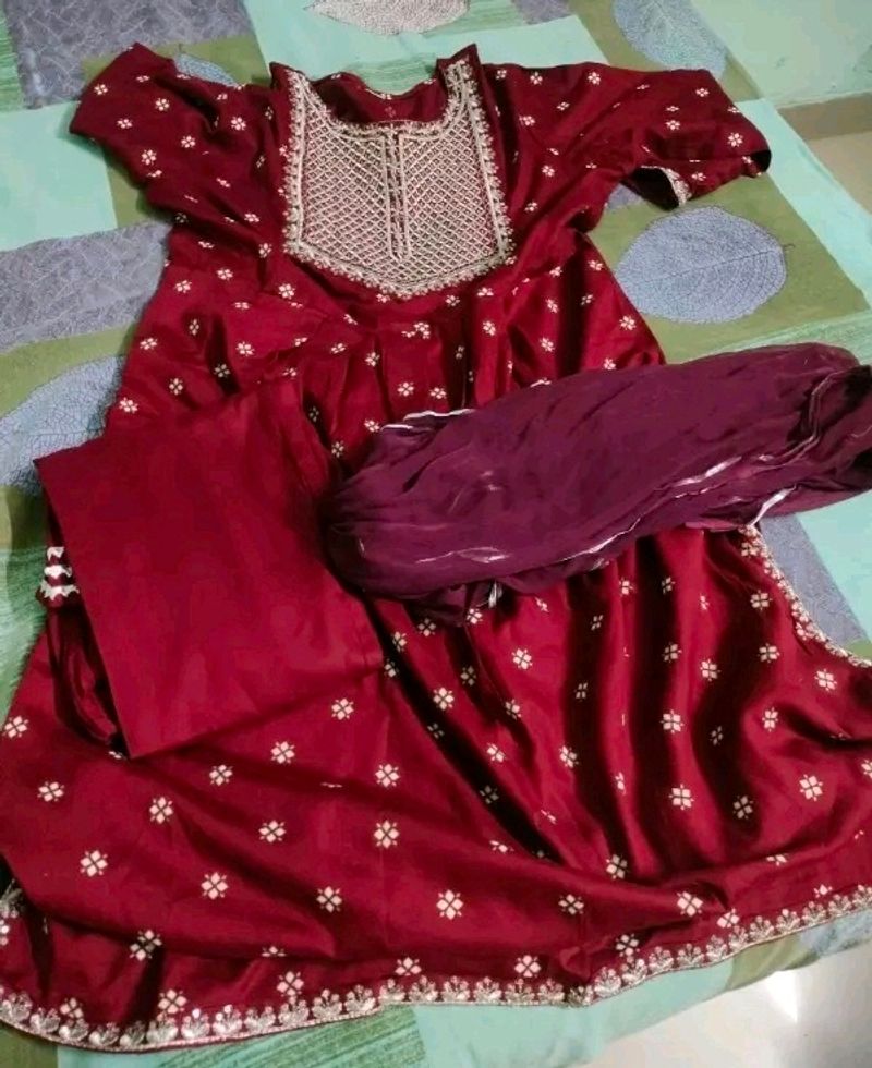 Naira Cut Kurti Set