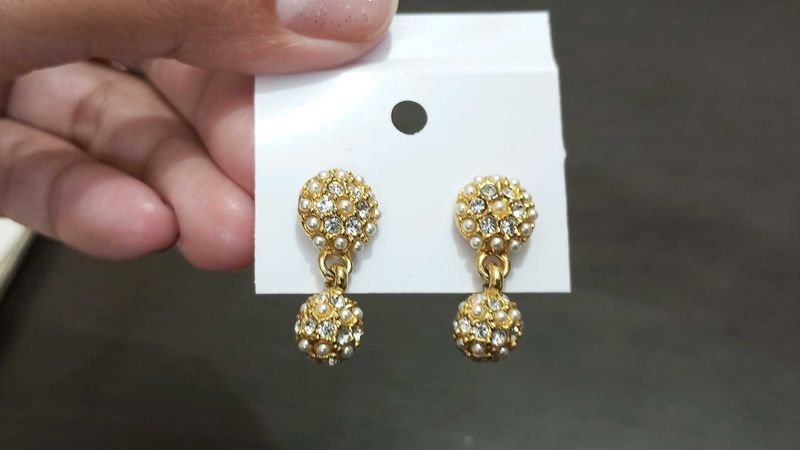 GOLD ROUND SEMI-TEADROP EARRINGS