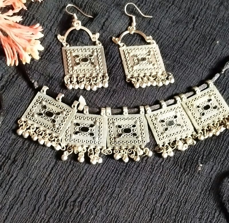 Necklace With 2 Set Of Earings