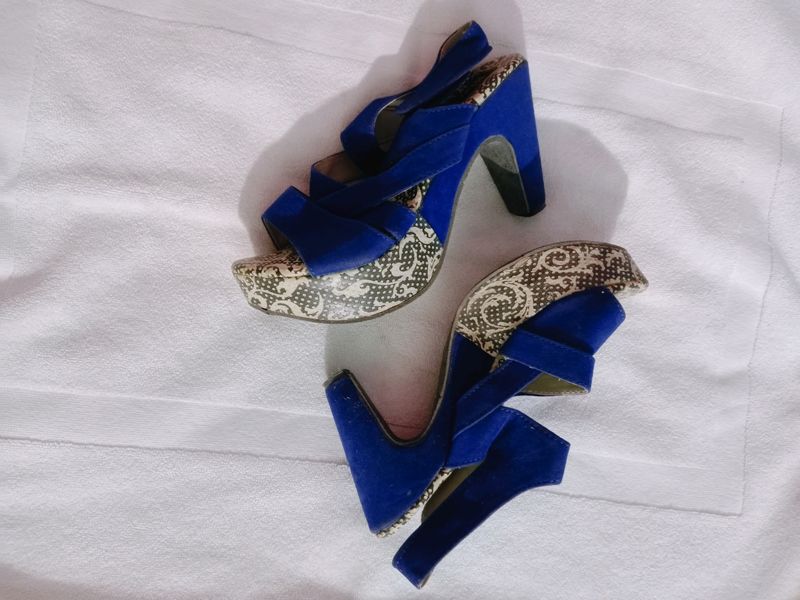 Blue 🔵 Colour Heels hardly worn 2 hour Only