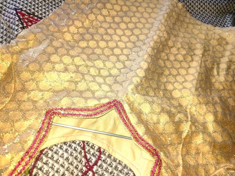 Golden Blouse With Nodes In Offer 💯