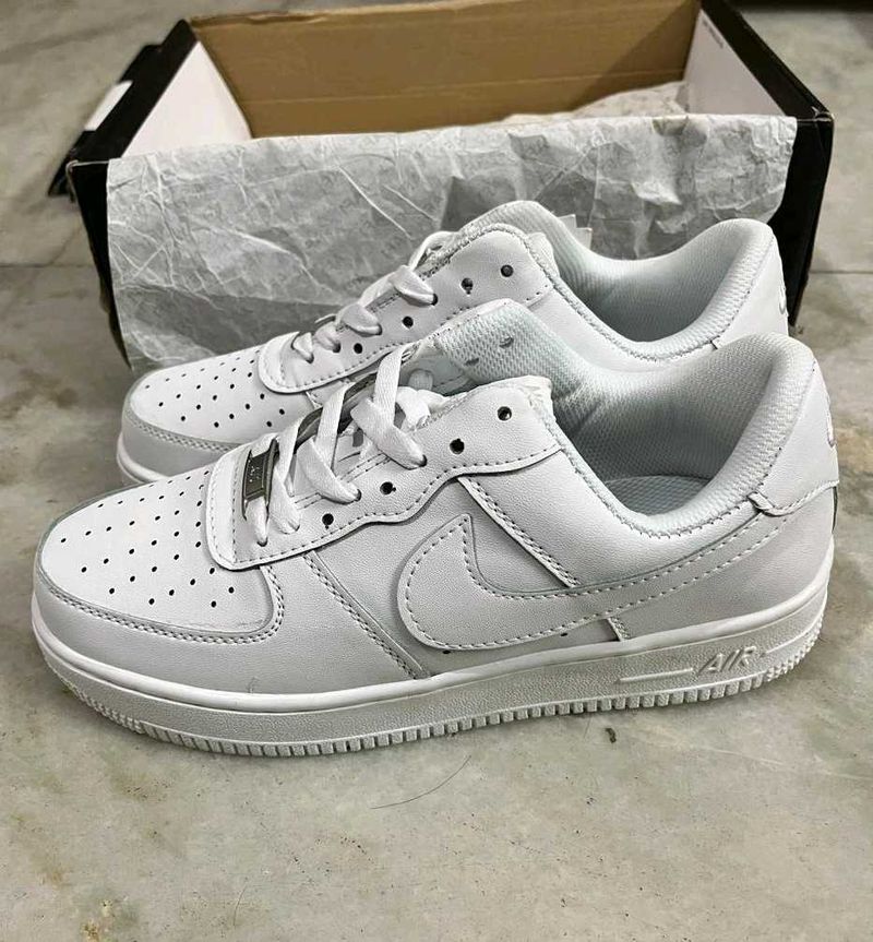 NIKE AIR FORCE 1 TRIPLE WHITE UK 7 (41)