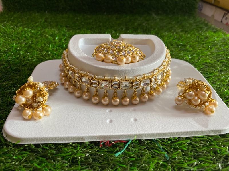 Kundan With Beige Beads Jewellery Set