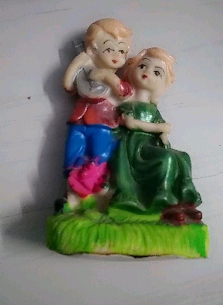 Poly Resin Couple Showpiece