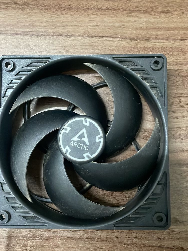 ARCTIC P12 - Pressure-optimised 120 mm Fan