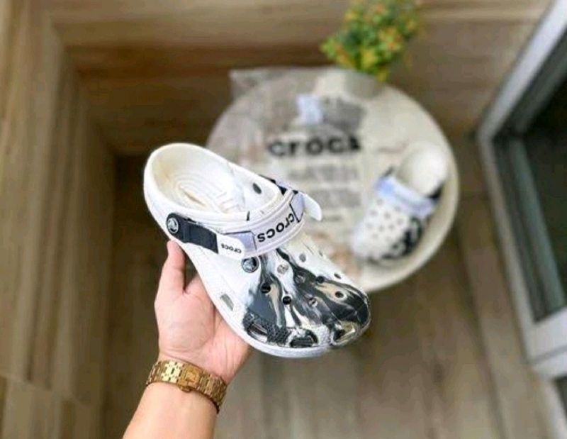 Crocs 💫✨ White🤍 (Size 6)📏 New With Tag!! 🏷️