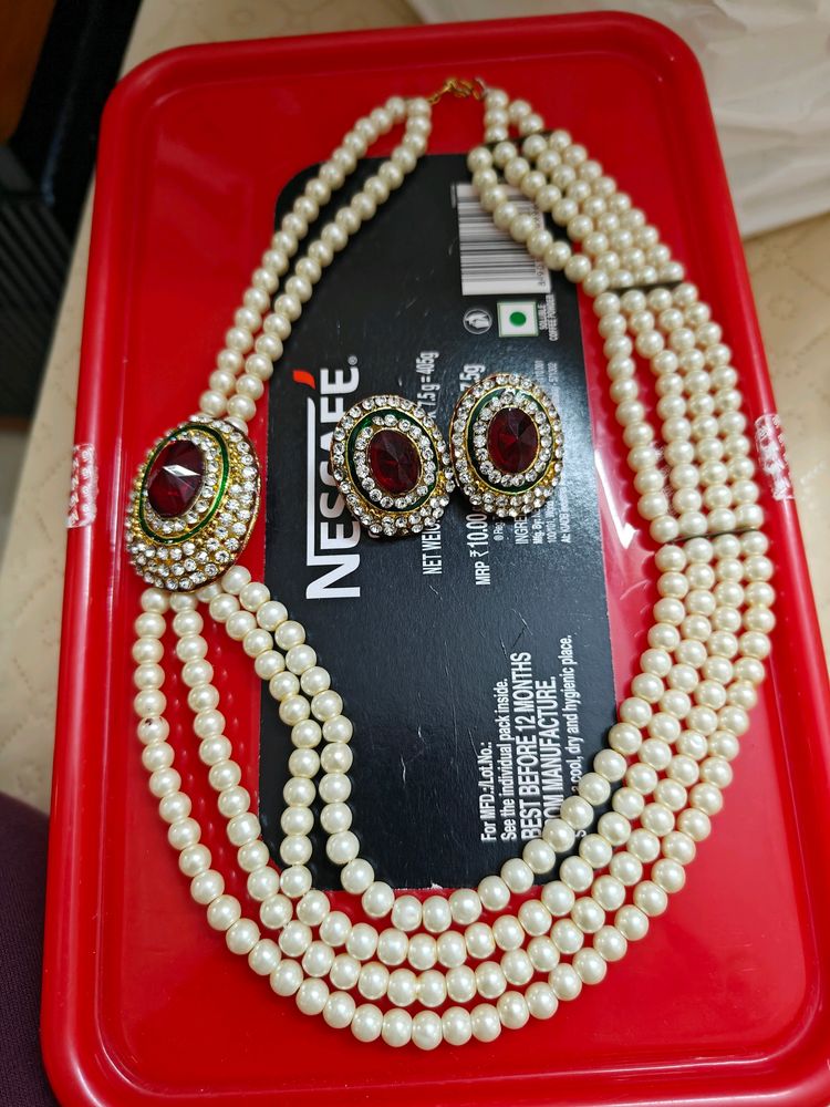 Pearl neckpiece