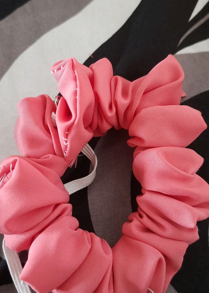 7 scrunchies-2 Peach Color ,4 Pink,1 Gold