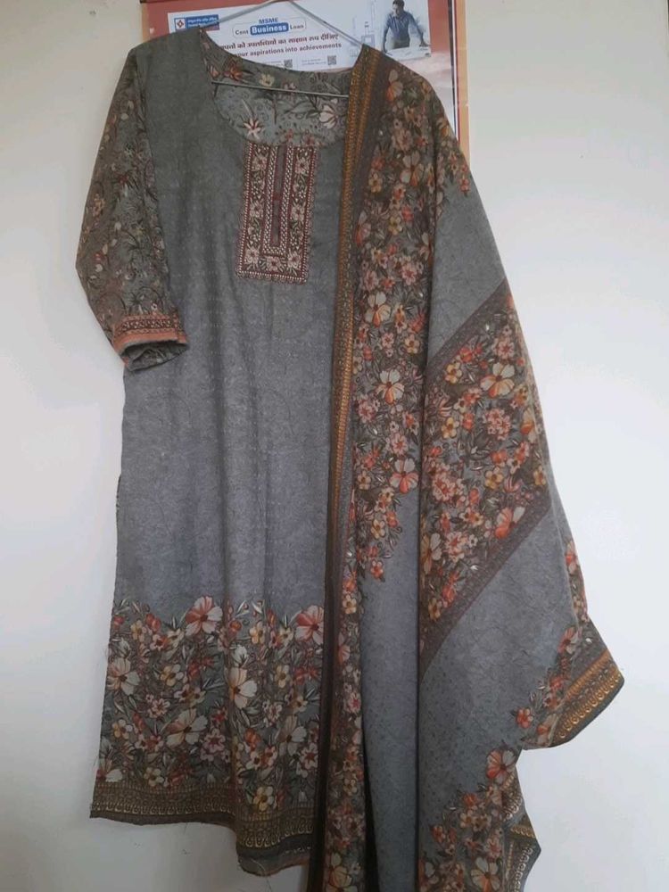 olive kurta set with floral design