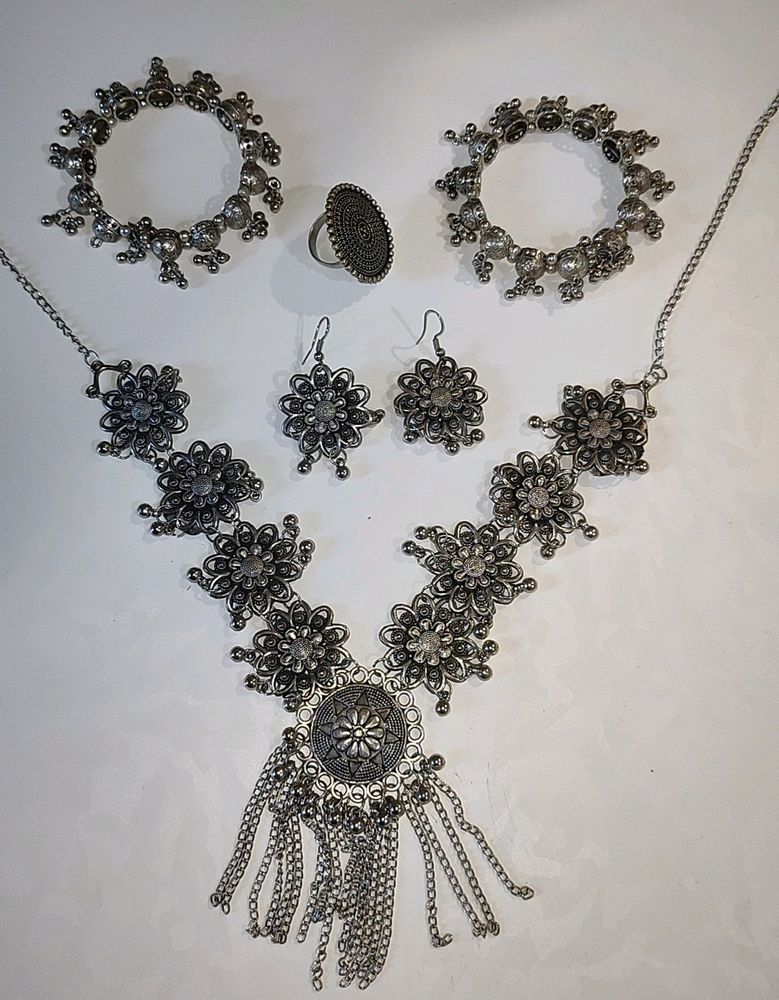 Black Metal Necklace Set