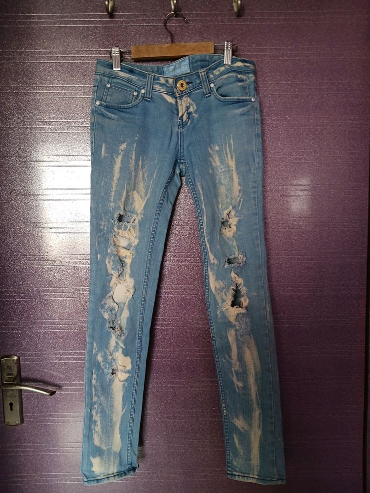 SUPER STYLISH TATTERED JEANS