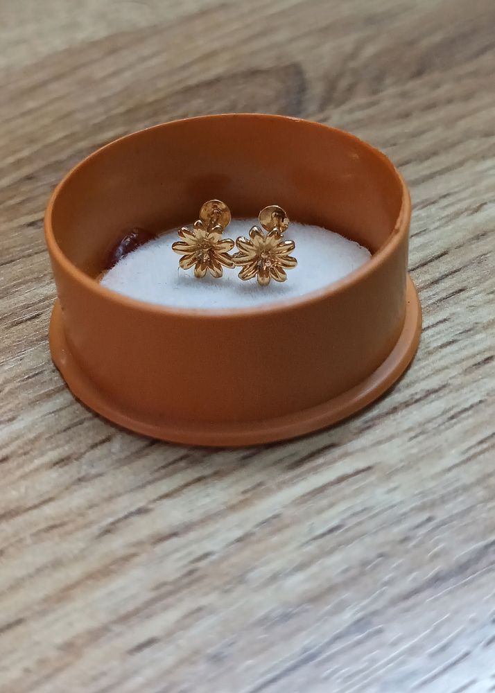 Pure Gold Floral Stud