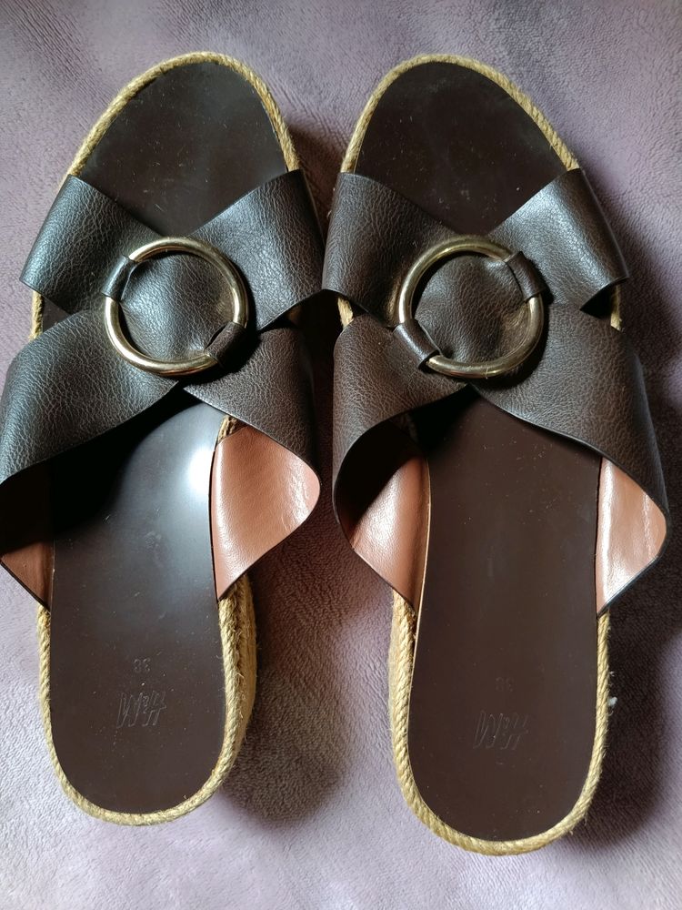 Women Sandals    Reselling It Due To Size Issue